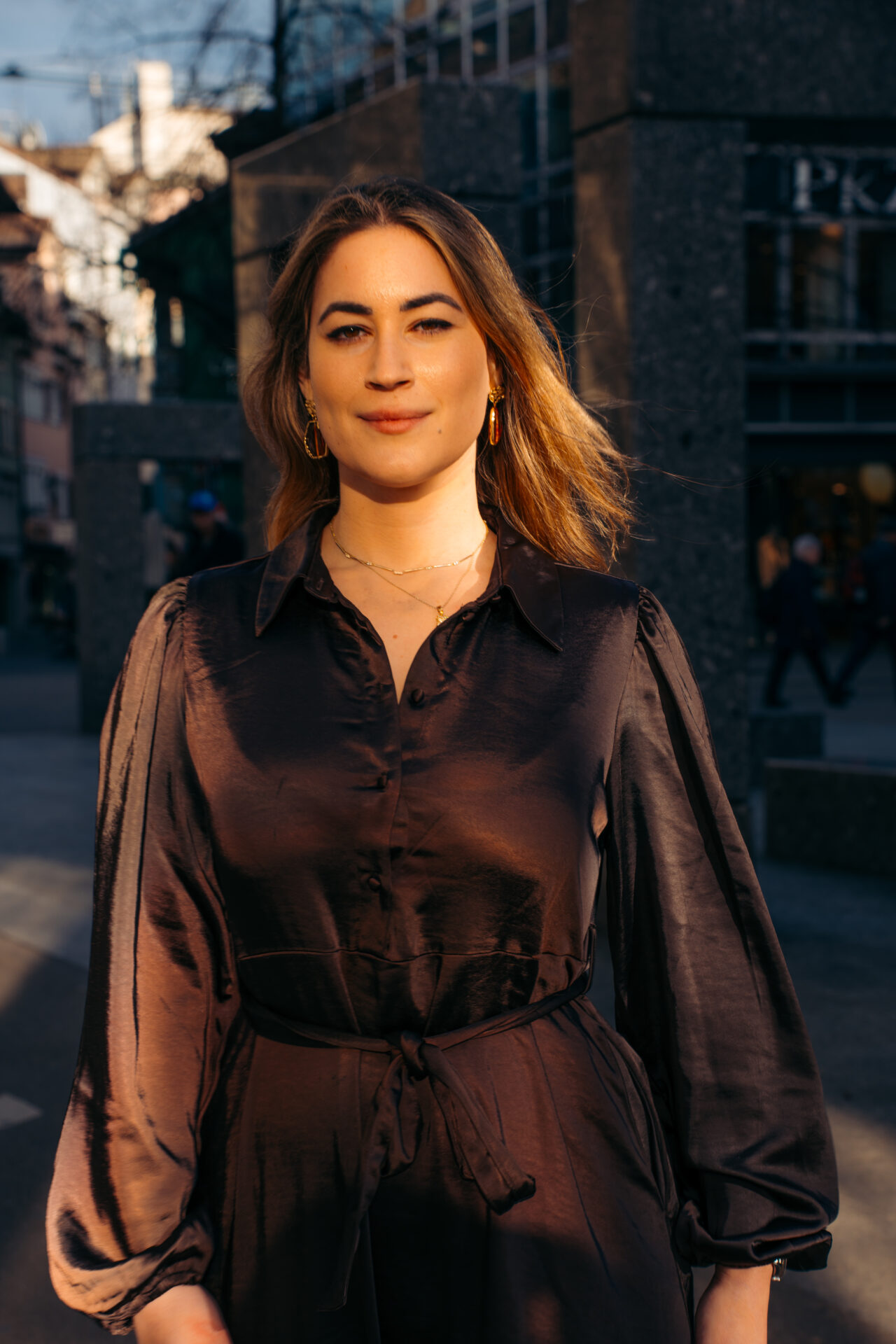 Anisa Imhof bei einem Porträt im Freien