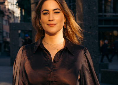 Anisa Imhof bei einem Porträt im Freien