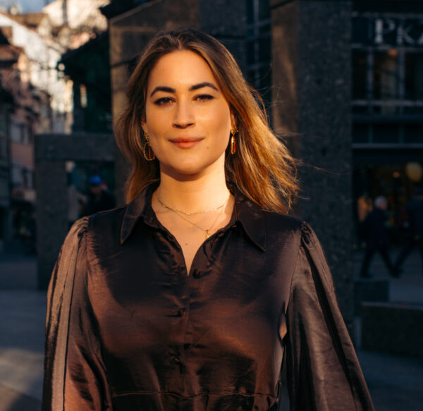 Anisa Imhof bei einem Porträt im Freien