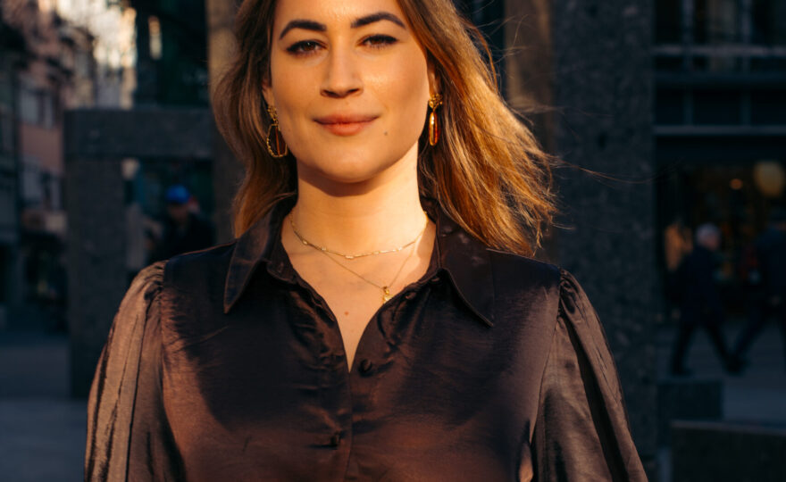 Anisa Imhof bei einem Porträt im Freien