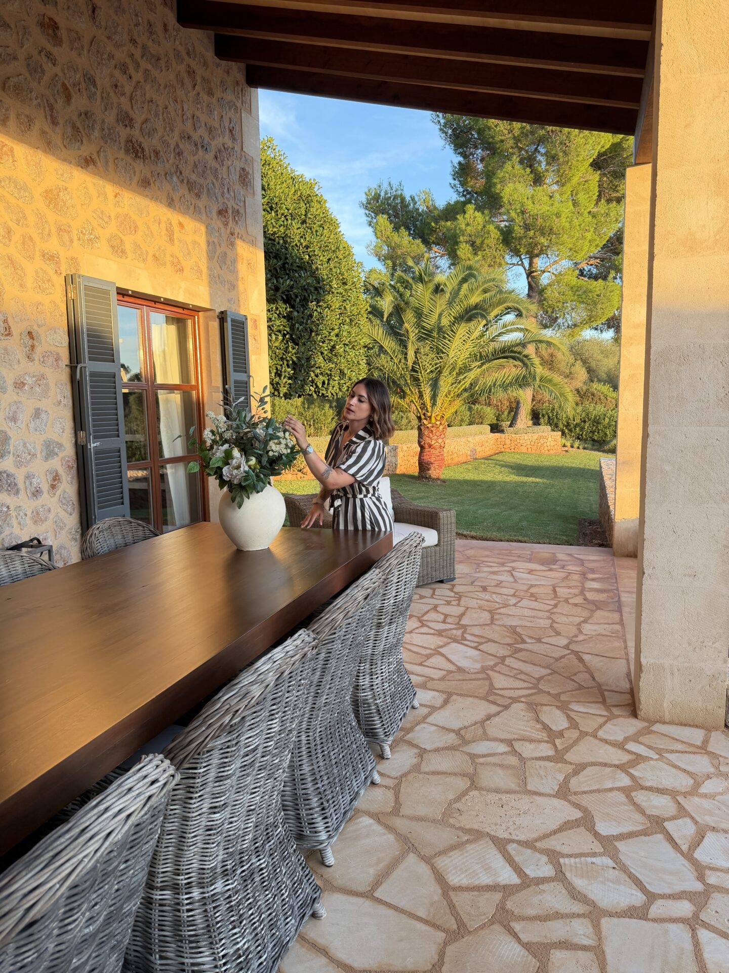 Anisa Imhof auf einer überdachten Terrasse mit Blick in einen Garten