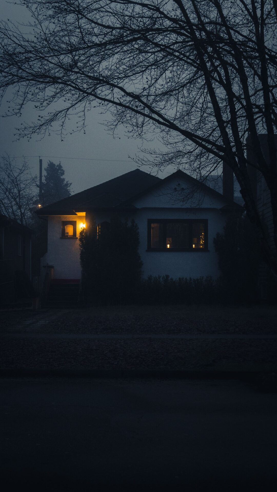 Wohnhaus bei Dämmerung mit eingeschaltetem Licht