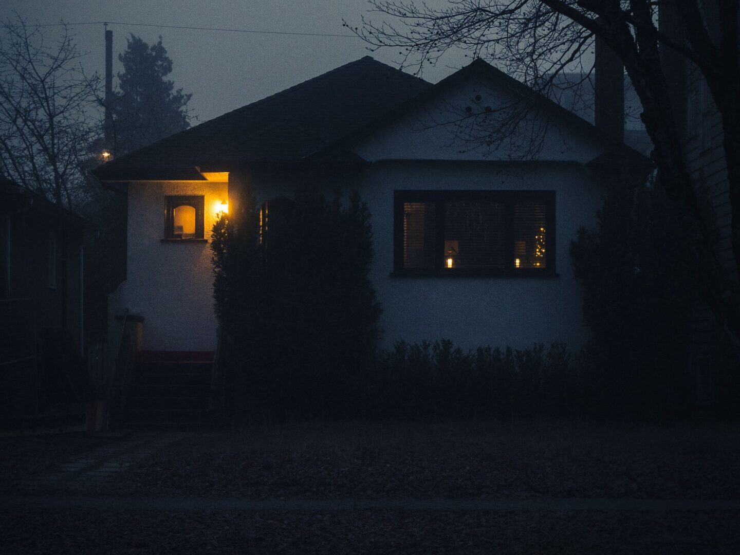 Wohnhaus bei Dämmerung mit eingeschaltetem Licht