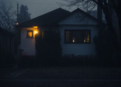Wohnhaus bei Dämmerung mit eingeschaltetem Licht