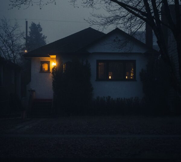 Wohnhaus bei Dämmerung mit eingeschaltetem Licht