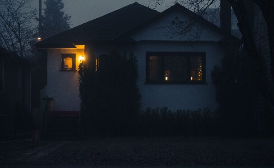 Wohnhaus bei Dämmerung mit eingeschaltetem Licht