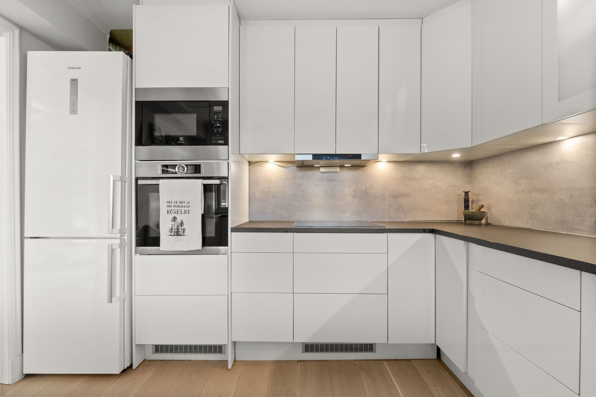 Küche mit Kühlschrank und Backofen in einer Wohnung