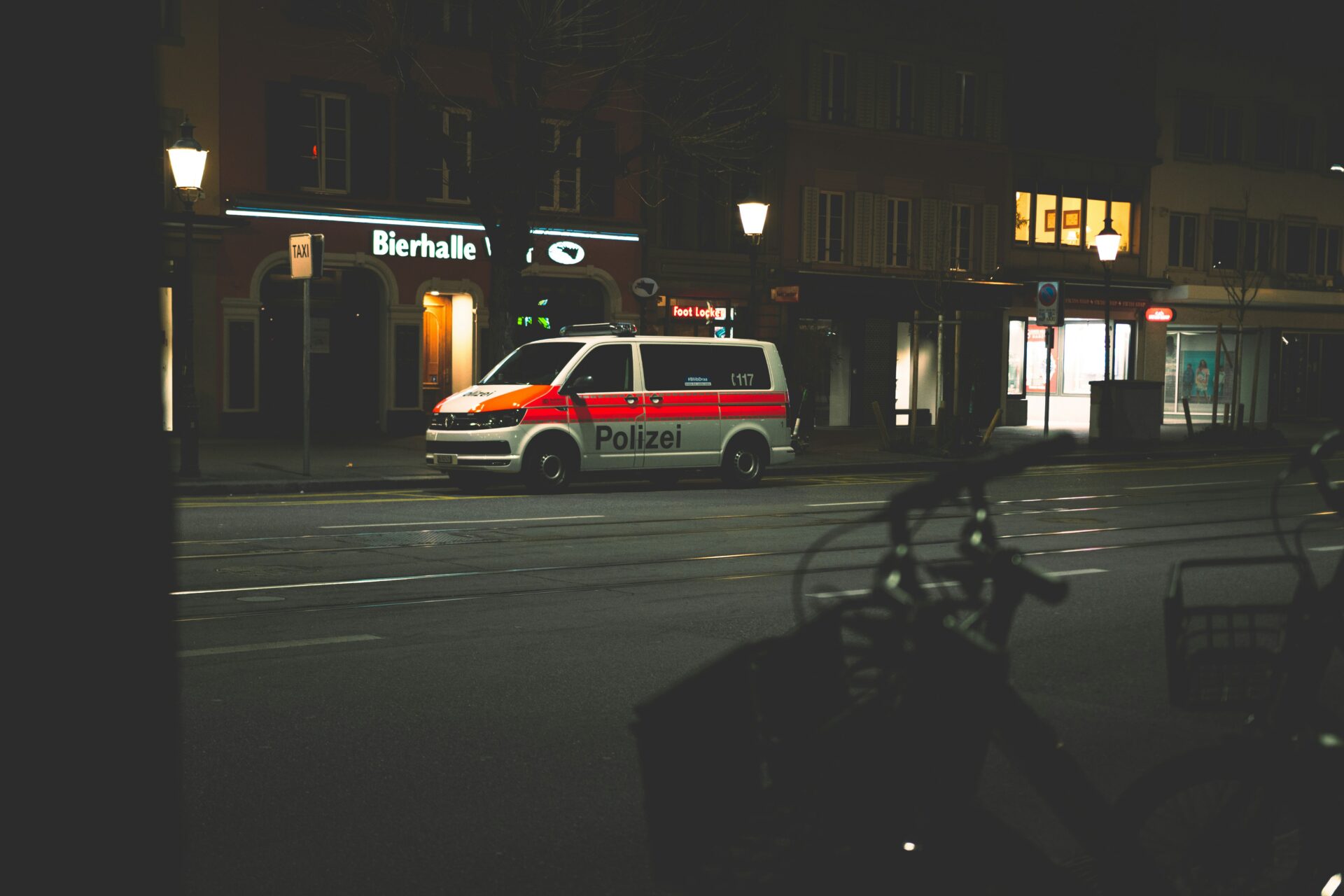 Schweizer Polizeifahrzeug bei Nacht mit der Notrufnummer 117